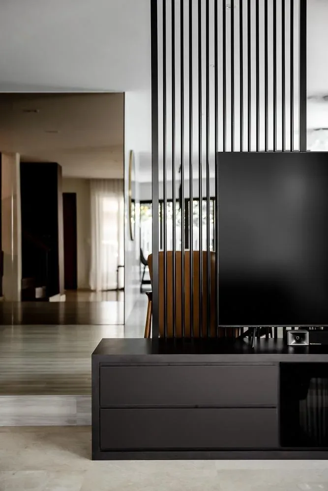 whatsapp image 2024 04 06 at 13.44.30 7f6631c0 Modern living room with vertical black slats-divider.