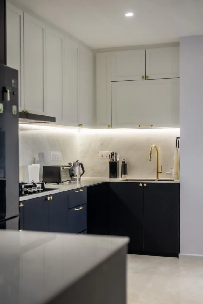 whatsapp image 2024 04 06 at 14.08.46 dffb8ecd Modern kitchen with marble backsplash and gold accents.